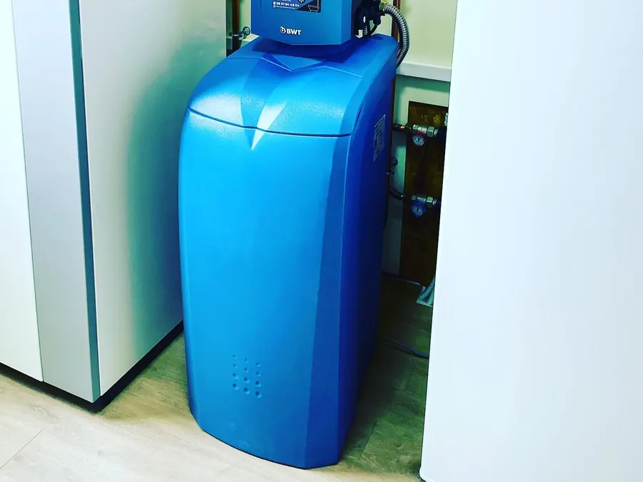 Adoucisseur d’eau BWT installé dans un local technique