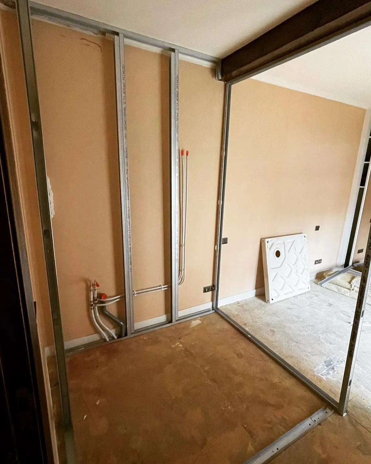 Dépose des anciens réseaux lors d’une rénovation de salle de bain