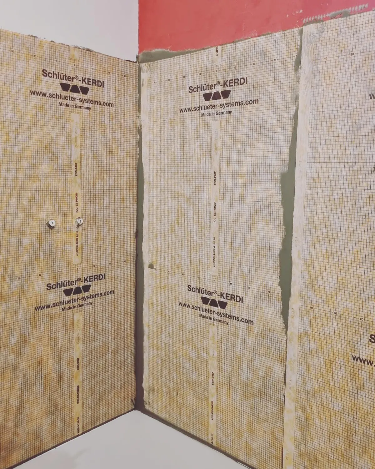 Natte d’étanchéité posée dans une douche avant carrelage