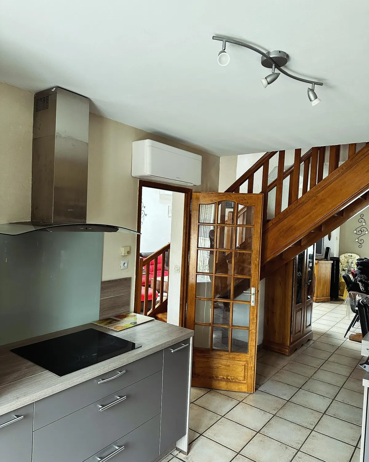 Unité de climatisation installée dans le séjour d’une maison à Prissé