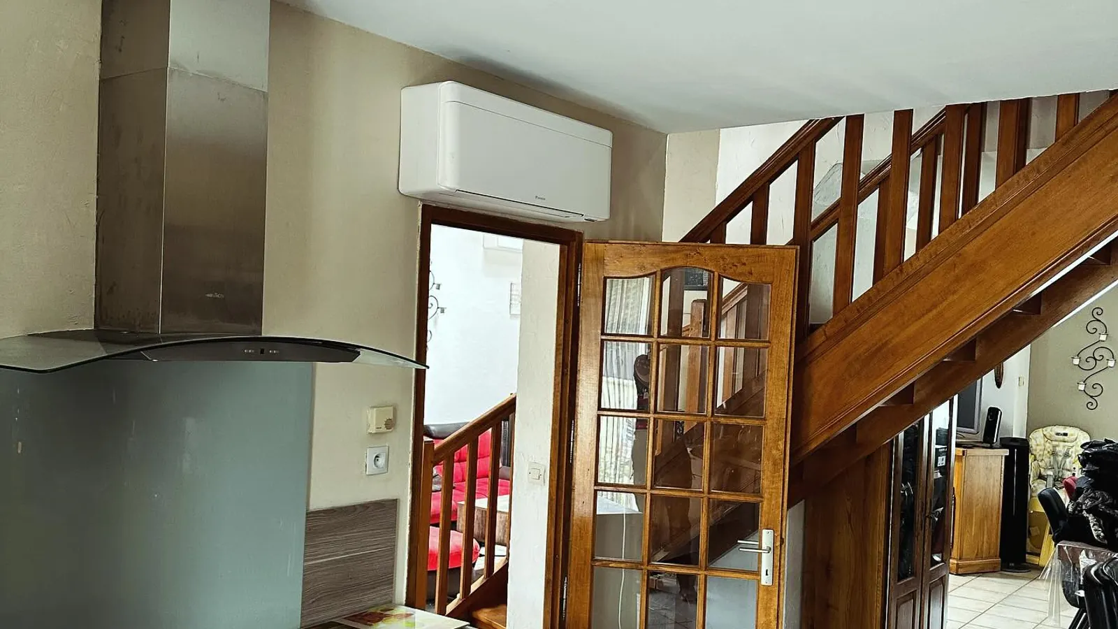 Unité de climatisation posée dans le séjour d’une maison à Prissé