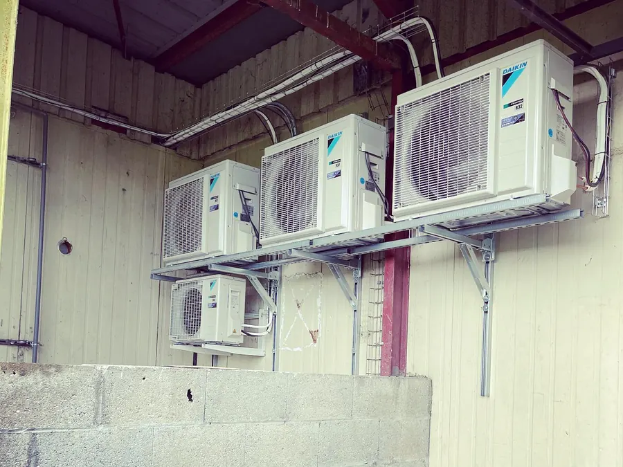 Unités extérieures de climatisation installées sur un bâtiment professionnel