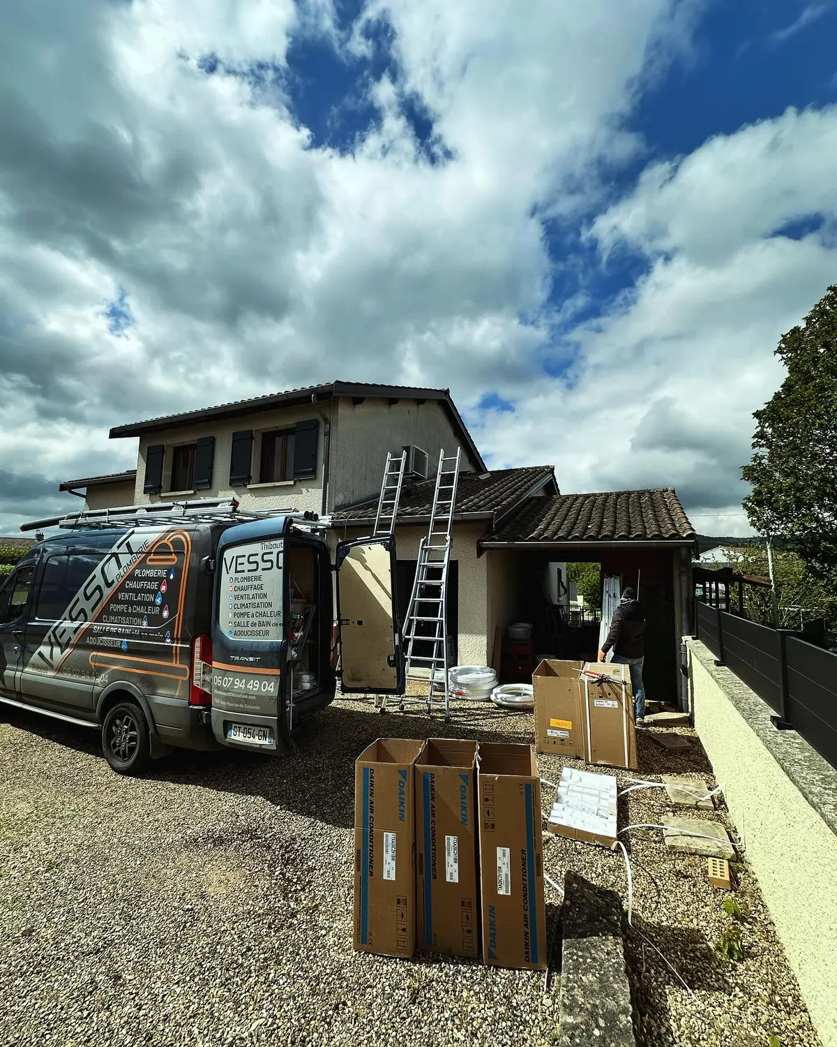 Fourgon VESSOT PLOMBERIE sur un chantier de climatisation