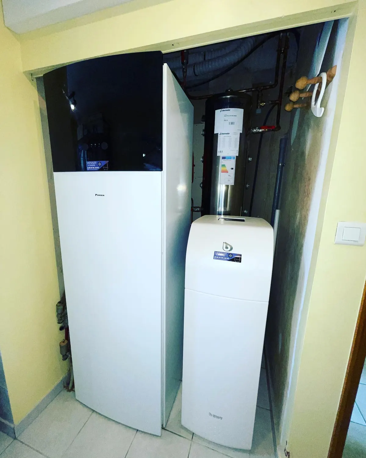 Module intérieur de pompe à chaleur et ballon d’eau chaude dans un local technique