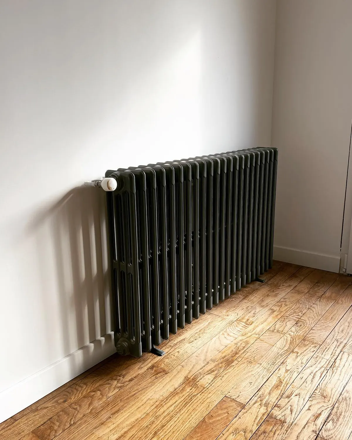Radiateur en fonte dans une pièce rénovée