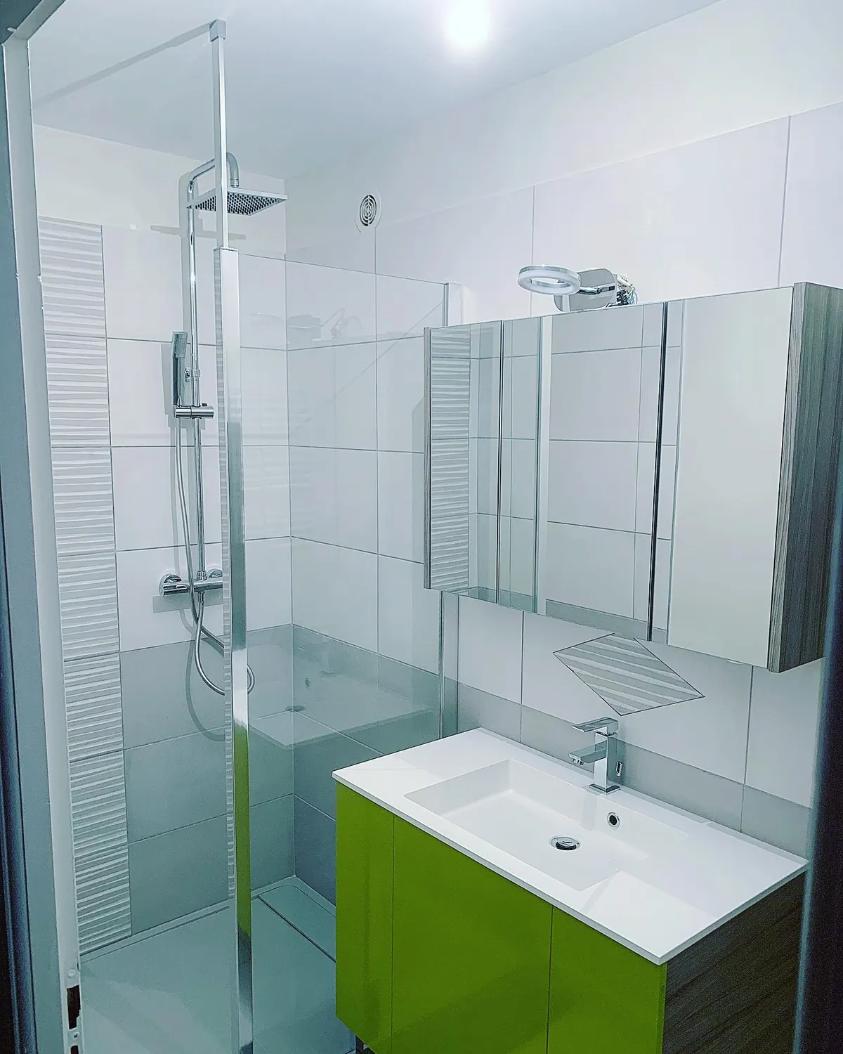 Douche accessible de plain-pied remplaçant une ancienne baignoire