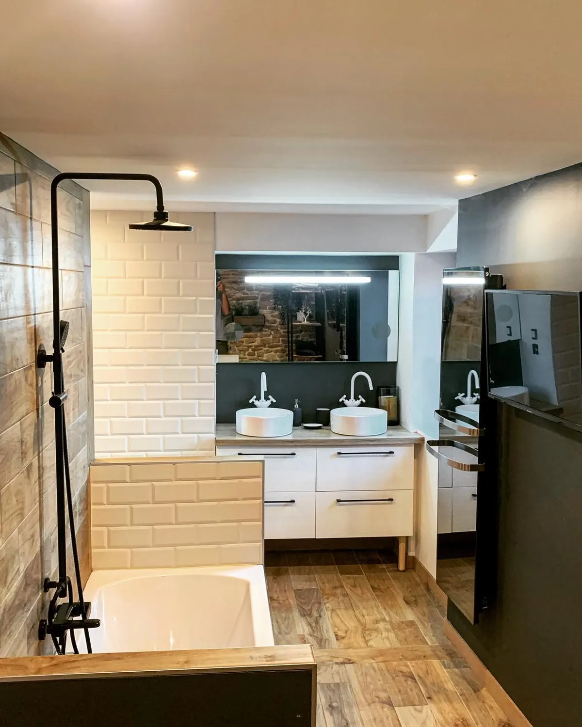 Salle de bain avec mur de pierre apparente et douche à l’italienne dans le Mâconnais