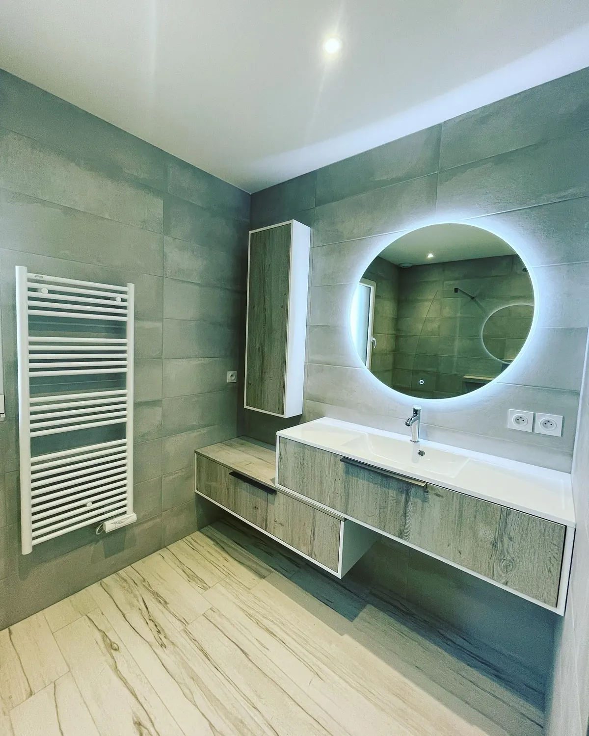 Salle de bain claire avec vasque et miroir rétroéclairé