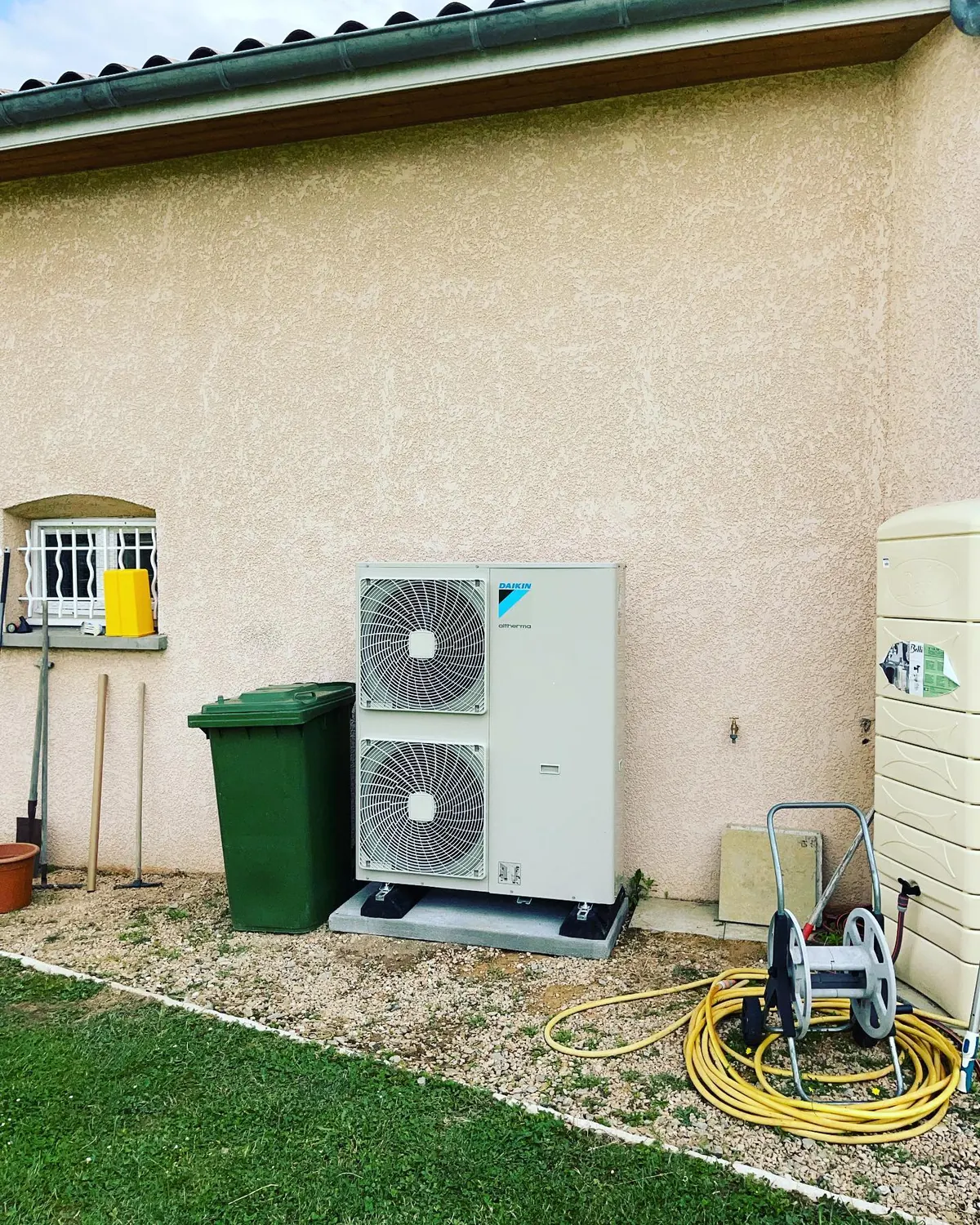 Unités extérieures de pompe à chaleur Daikin installées au sol